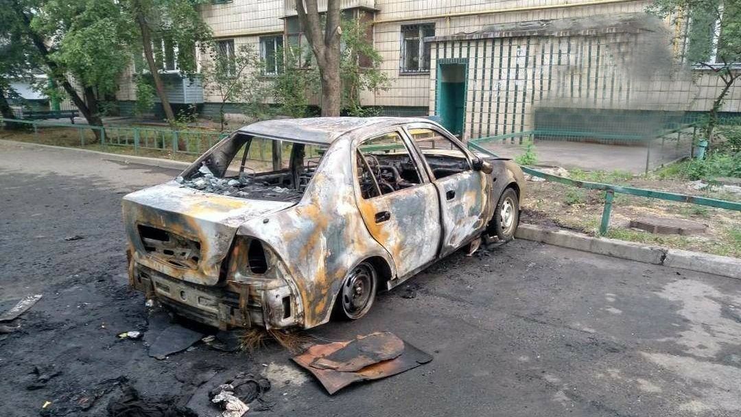 В Киеве в результате поджога сгорели два автомобиля: фото и видео