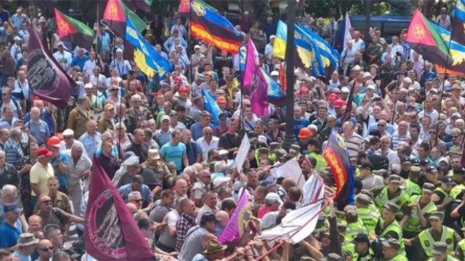 Хто стоїть за мітингом військових під Верховною Радою Хто стоїть за мітингом військових під Верховною Радою