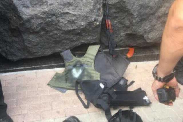 Поліція під Кабміном затримала чоловіка з величезним арсеналом зброї: фото Поліція під Кабміном затримала чоловіка з величезним арсеналом зброї: фото