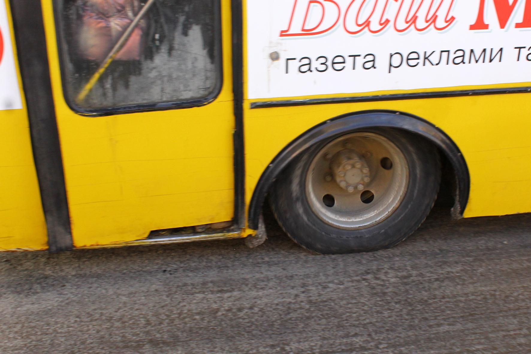 У Києві в маршрутки під час руху відвалилися двері: фото