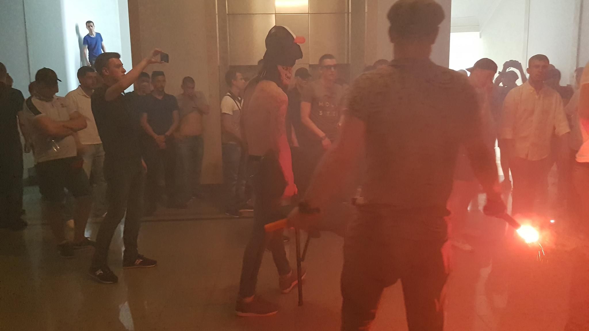 Димові шашки і газ: у Харкові сесія міськради відзначилась неабиякими пристрастями Димові шашки і газ: у Харкові сесія міськради відзначилась неабиякими пристрастями