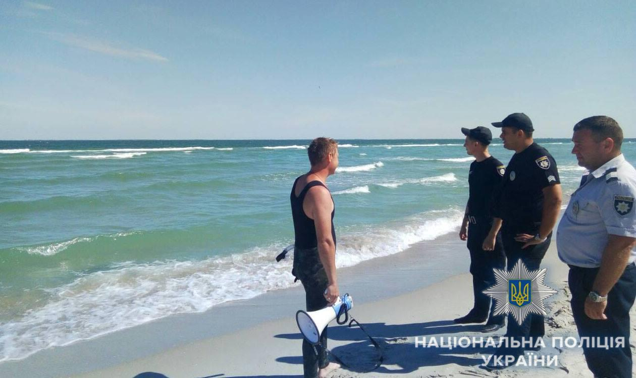 В Одесской области ищут тело мальчика, которого волна смыла в море