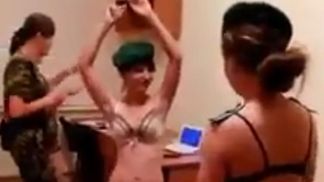 Намічається скандал: у мережі набуло резонансу відео напівоголеного танку прикордонниць (18+)