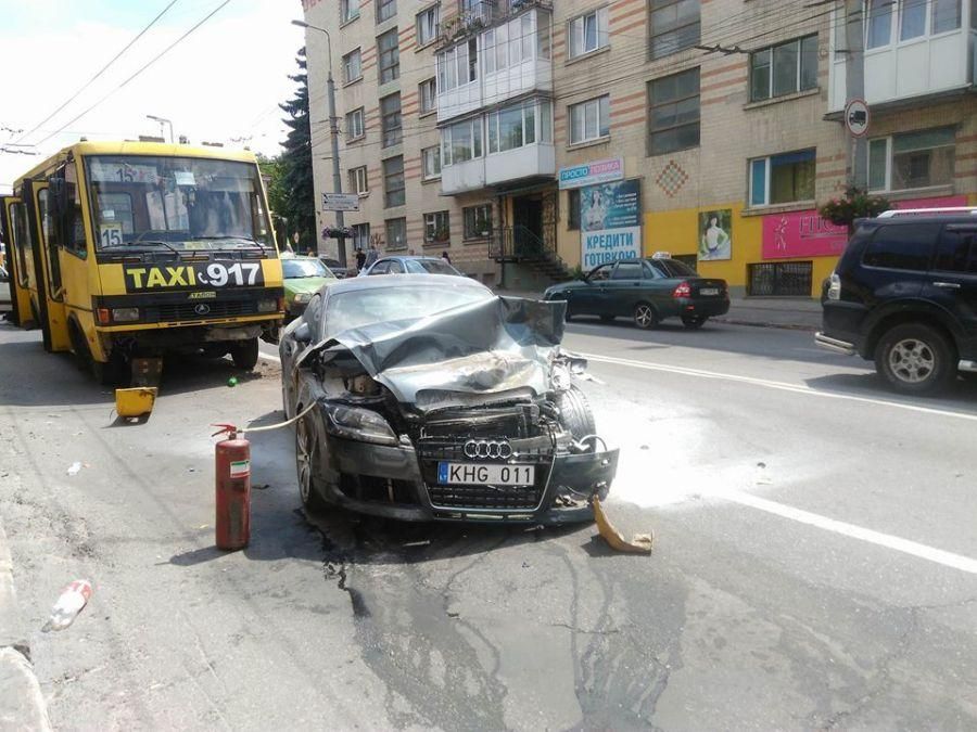 У центрі Тернополя зіштовхнулися одразу 5 автомобілів: є постраждалі