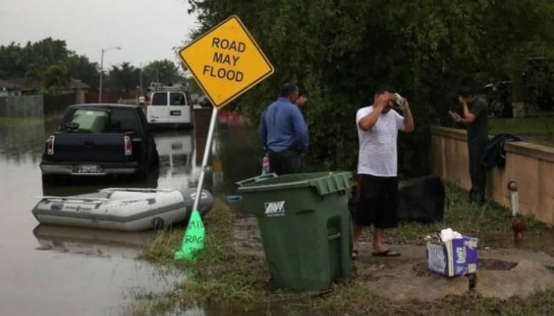Вода на улицах доходила до уровня плеч: непогода на юге США затопила дороги, машины и дома