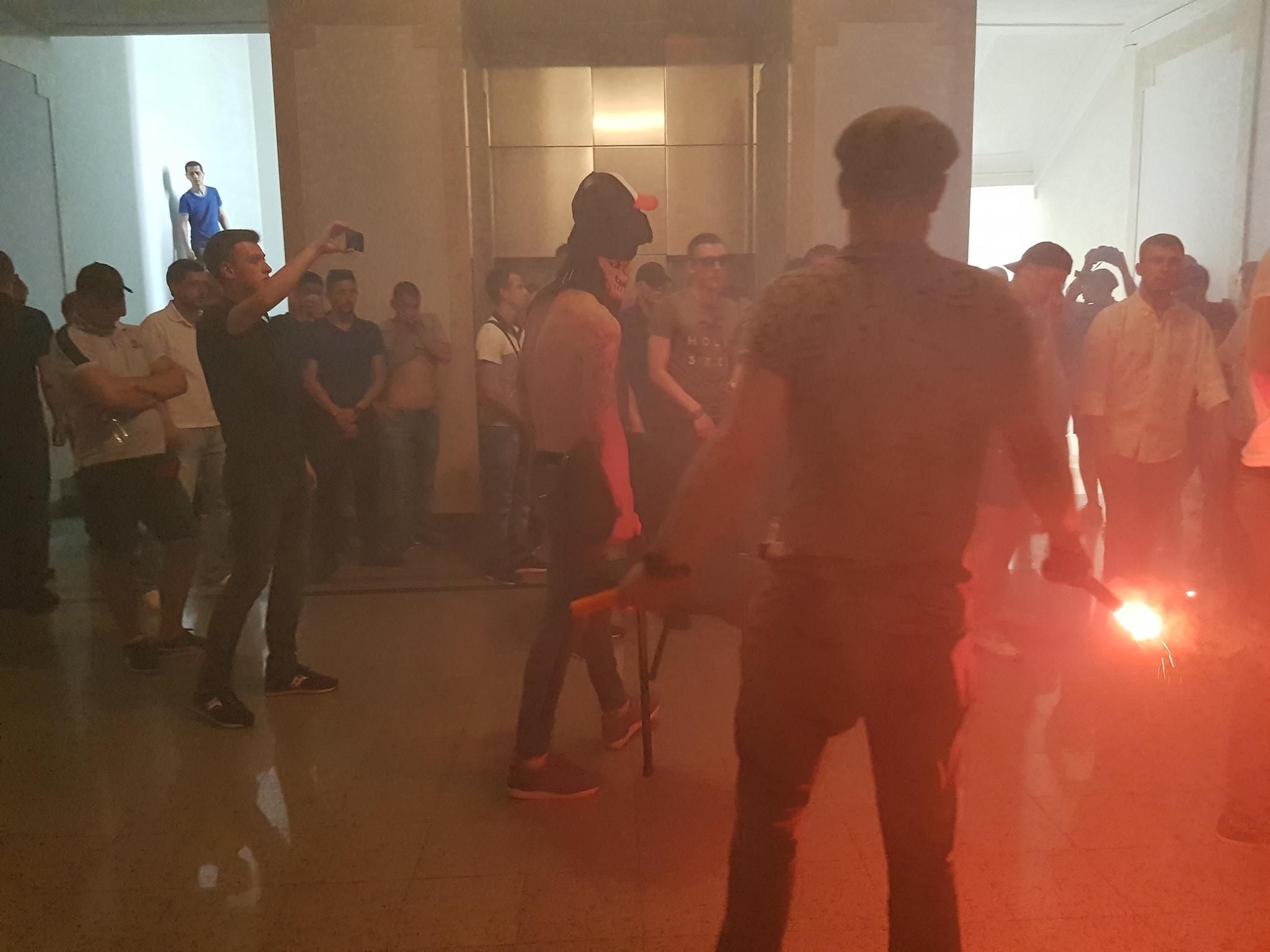 Столкновения на сессии горсовета в Харькове: еще 2 работницы госпитализированы после распыления Столкновения на сессии горсовета в Харькове: еще 2 работницы госпитализированы после распыления