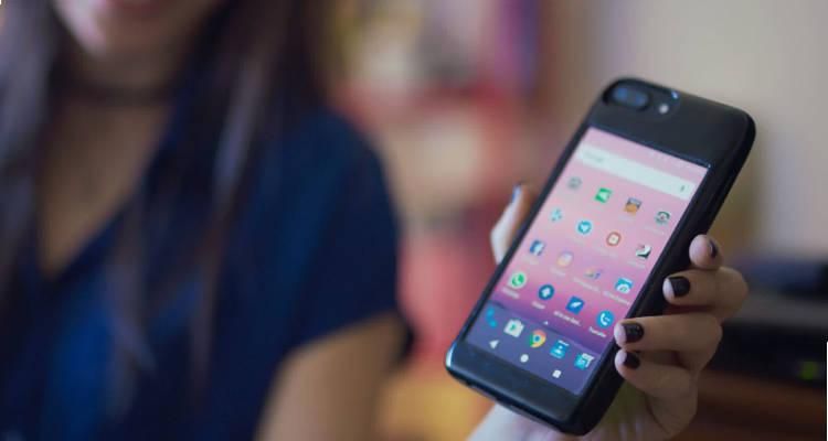 Android-смартфон вместо чехла для iPhone: разработчики представили сумасшедшую новинку