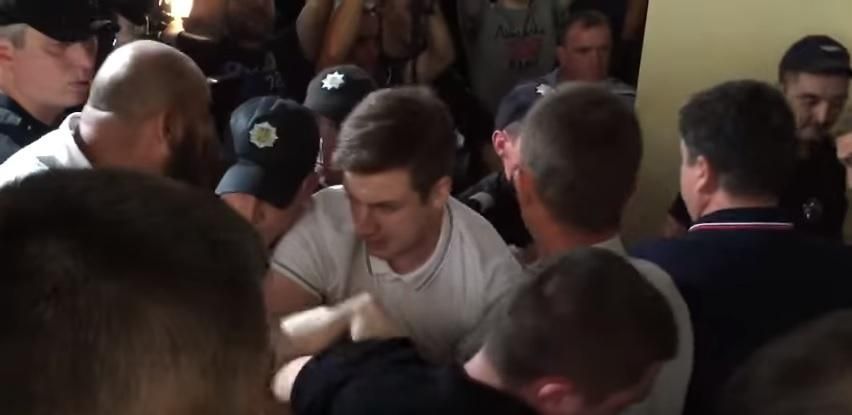 В Киевсовете произошла драка между полицией и активистами: красноречивое видео