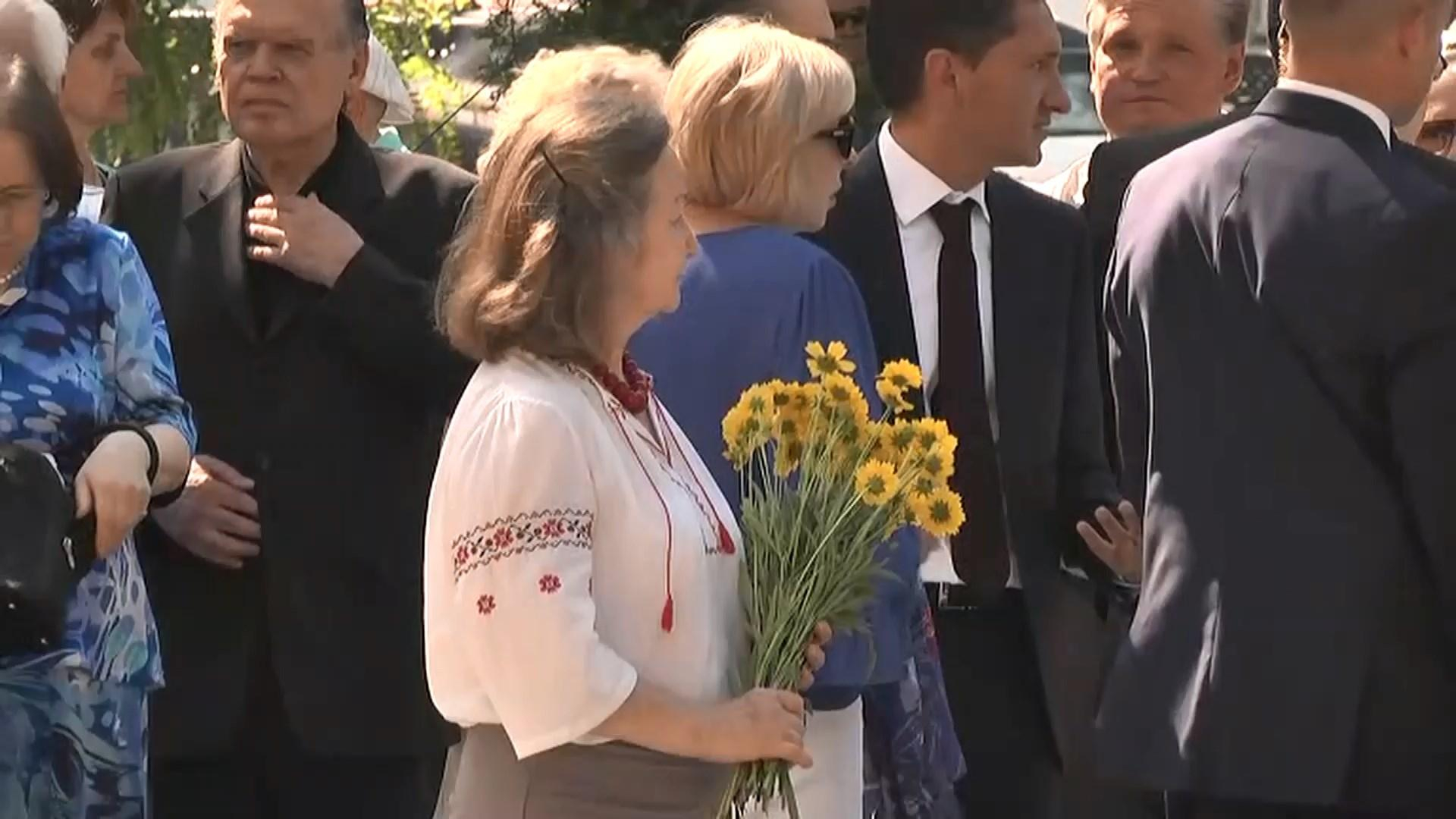 "Мне казалось, что он будет жить вечно": тысячи людей пришли проститься с Иваном Драчом