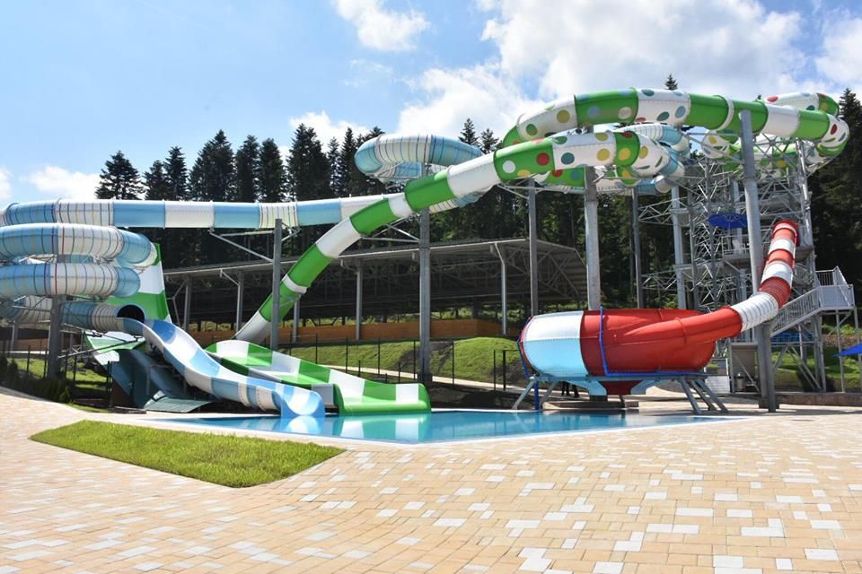 На Львівщині відкрили новий великий аквапарк: яскраві фото та відео