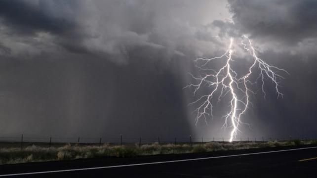 В Украину идет сильная непогода с ливнями и градом: названы регионы В Украину идет сильная непогода с ливнями и градом: названы регионы