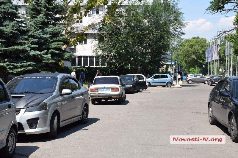 В центре Николаева водители устроили стрельбу из-за места на парковке