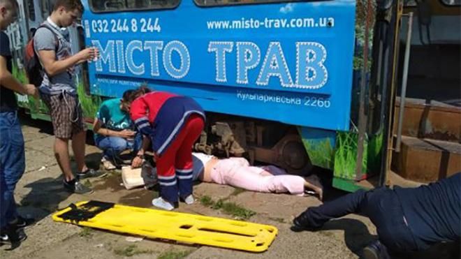У Львові трамвай наїхав на жінку, їй ампутували ногу: відео У Львові трамвай наїхав на жінку, їй ампутували ногу: відео