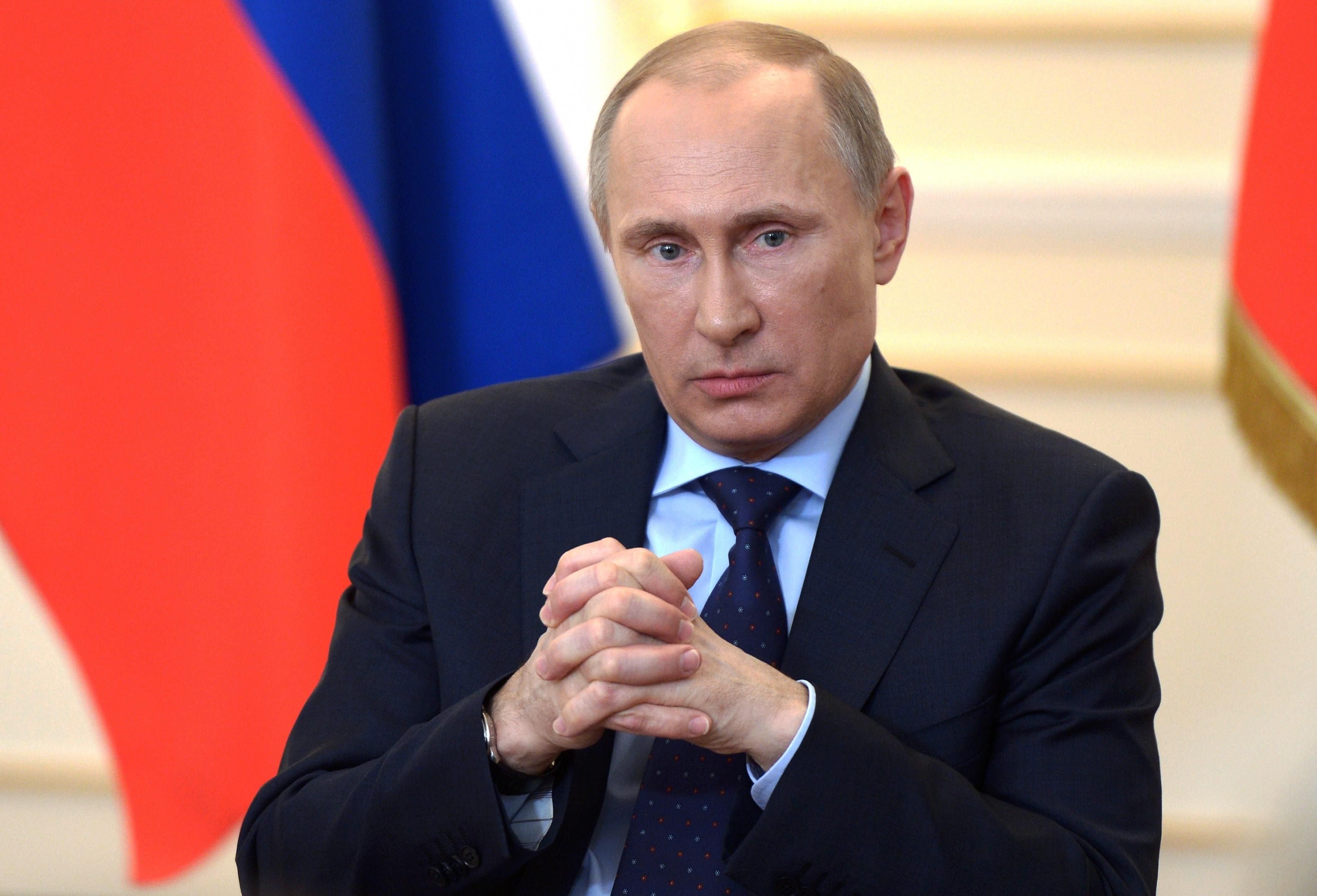 После звонка Петра Порошенко Путин собрал совещание с членами Совета безопасности