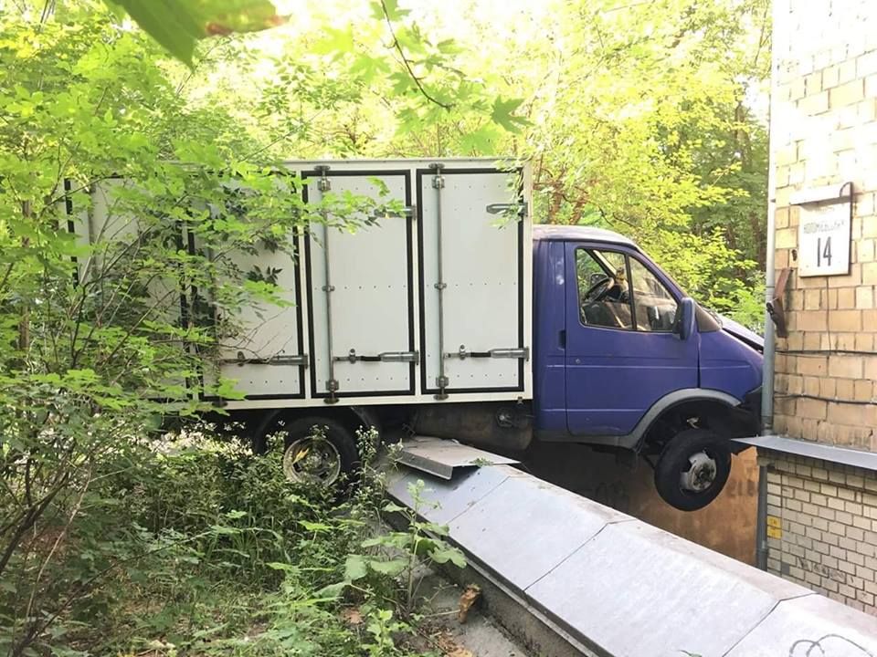 У Києві автомобіль на швидкості в'їхав у житловий будинок: з'явилися фото У Києві автомобіль на швидкості в'їхав у житловий будинок: з'явилися фото