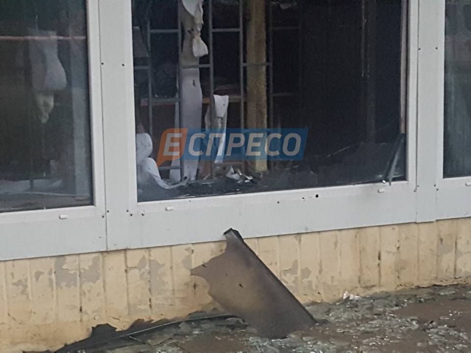 В Киеве в помещении "Ощадбанка" прогремел взрыв: фото и видео