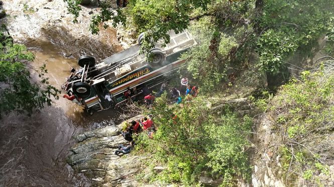 У Гватемалі автобус зі студентами зірвався з обриву: багато загиблих 