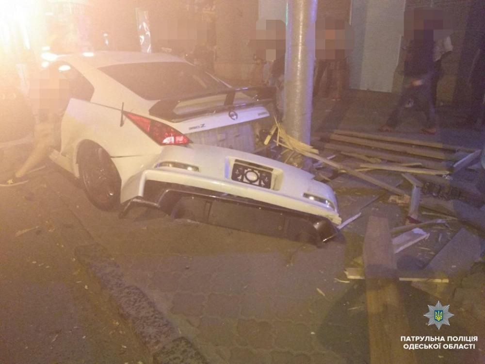 В центре Одессы столкнулись Nissan и Opel В центре Одессы столкнулись Nissan и Opel