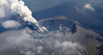 У Японії почалося виверження вулкану: вражаючі фото та відео