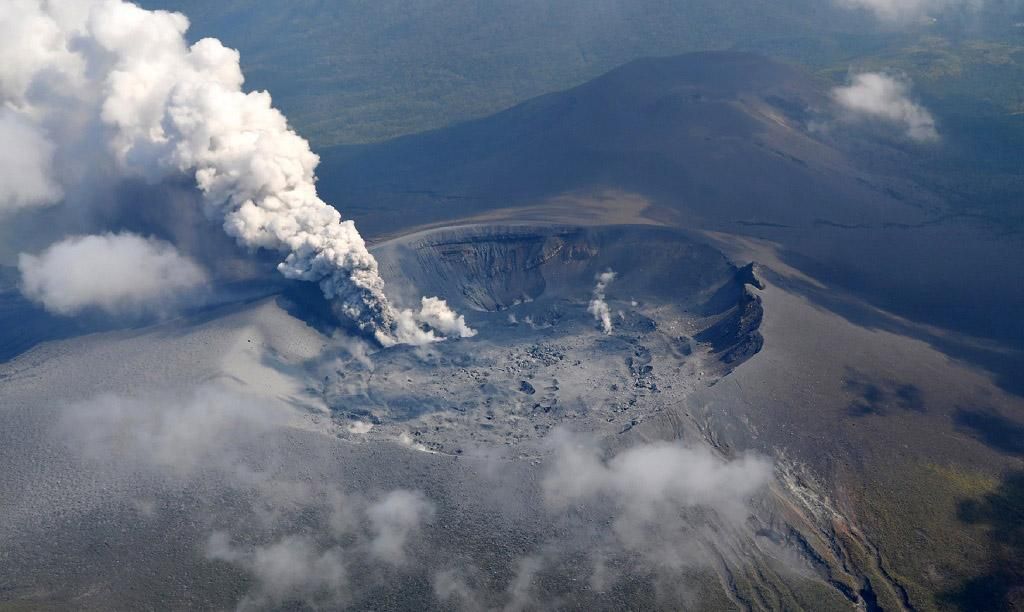 В Японии началось извержение вулкана: впечатляющие фото и видео