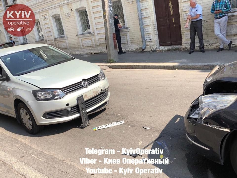 Авто с дипномерами попало в лобовое ДТП в Киеве: водитель пытался скрыться Авто с дипномерами попало в лобовое ДТП в Киеве: водитель пытался скрыться