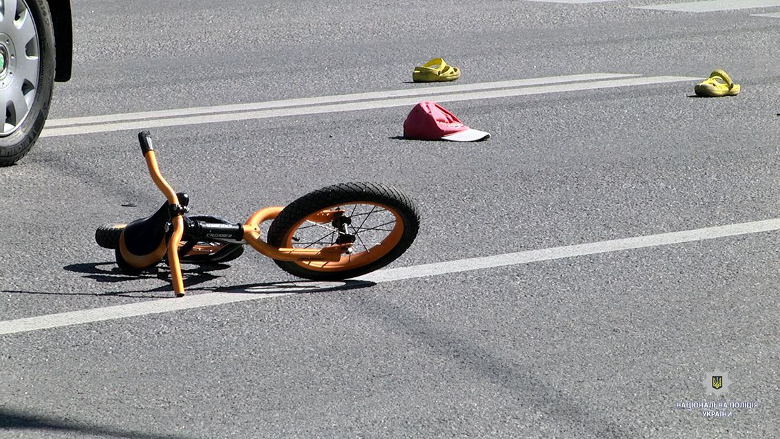 В Харькове на переходе автомобиль наехал на четырехлетнего мальчика: ребенок госпитализирован