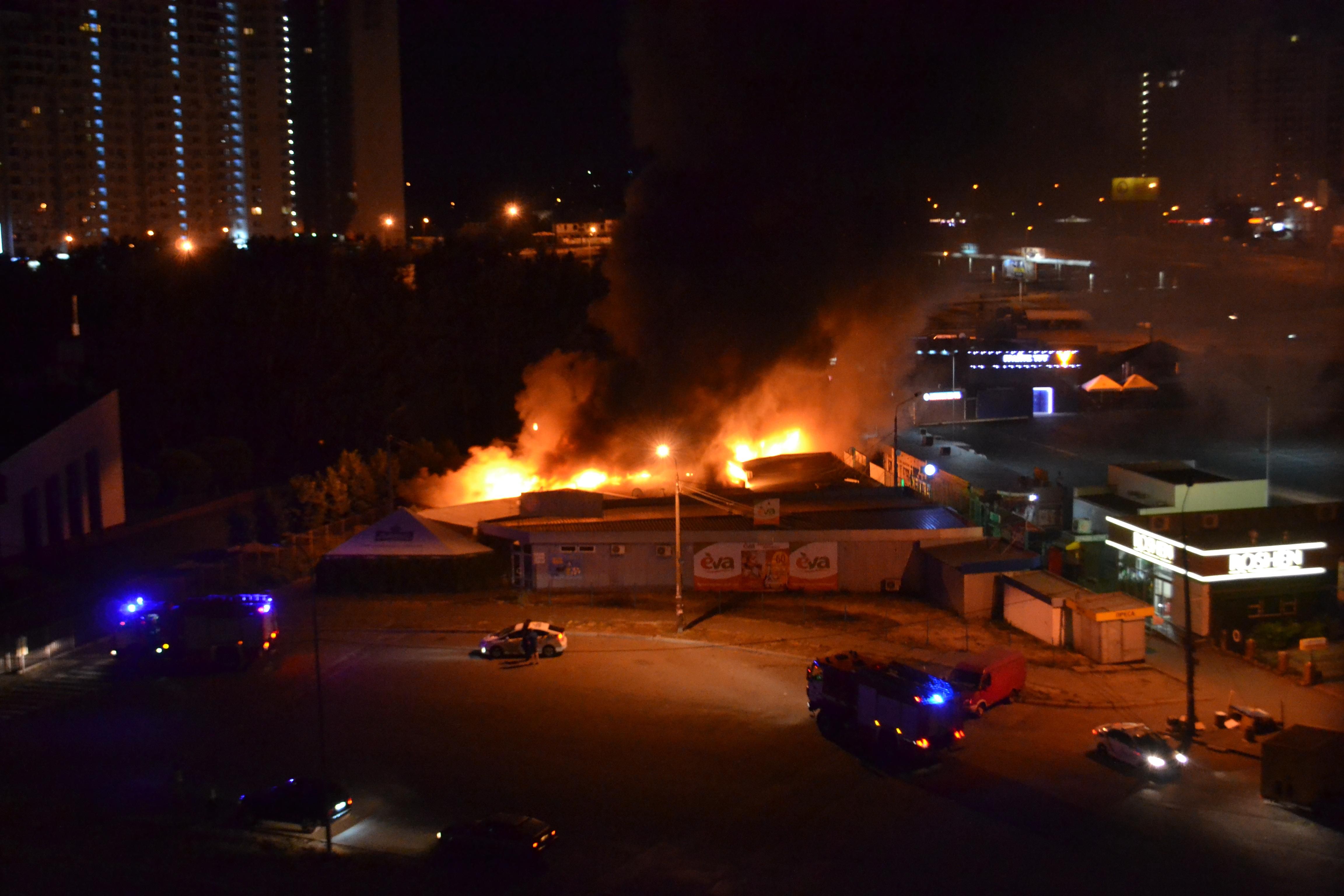 У Києві поблизу метро згоріли десятки торгових кіосків: фото