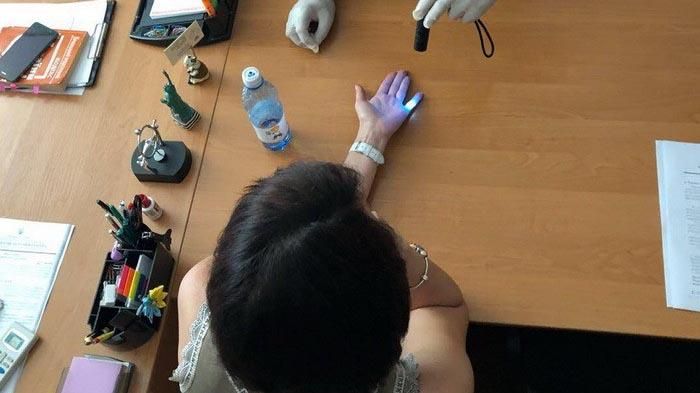 Завідувачку та доцента кафедри Черкаського університету спіймали на хабарі Завідувачку та доцента кафедри Черкаського університету спіймали на хабарі