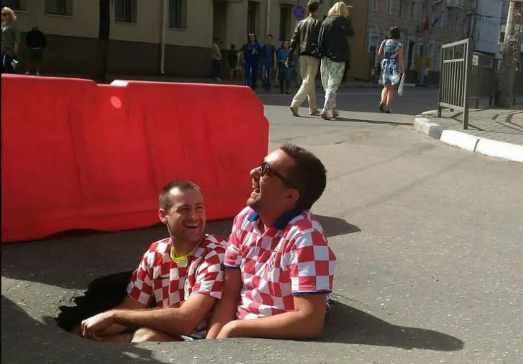 Хорватські вболівальники на ЧС-2018 фотографуються в ямі на дорозі