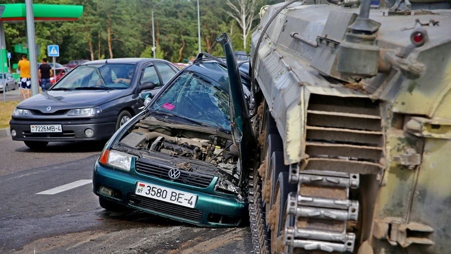 В Беларуси боевая машина пехоты наехала на легковой автомобиль: видео В Беларуси боевая машина пехоты наехала на легковой автомобиль: видео