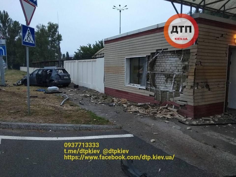 Странное ДТП под Киевом: автомобиль компании Uber на скорости влетел в здание