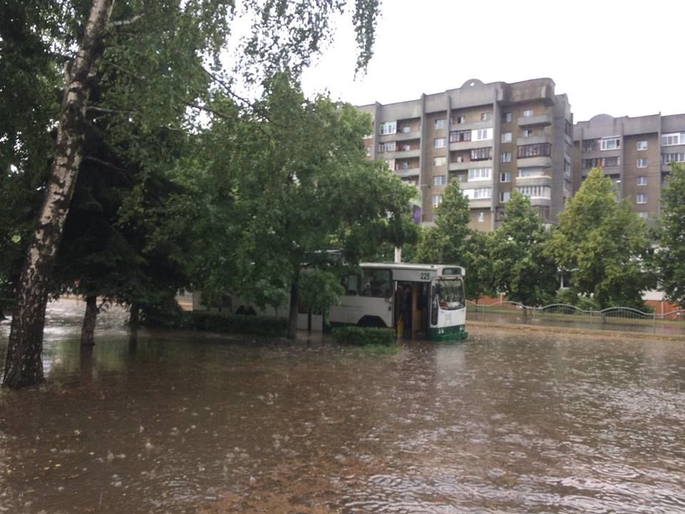 За 5 хвилин – півмісячна норма опадів: комунальники назвали причину потопу в Тернополі
