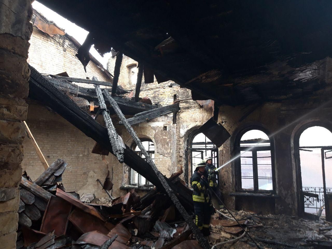 В центре Киева второй раз за год горел отселенный дом: появились фото