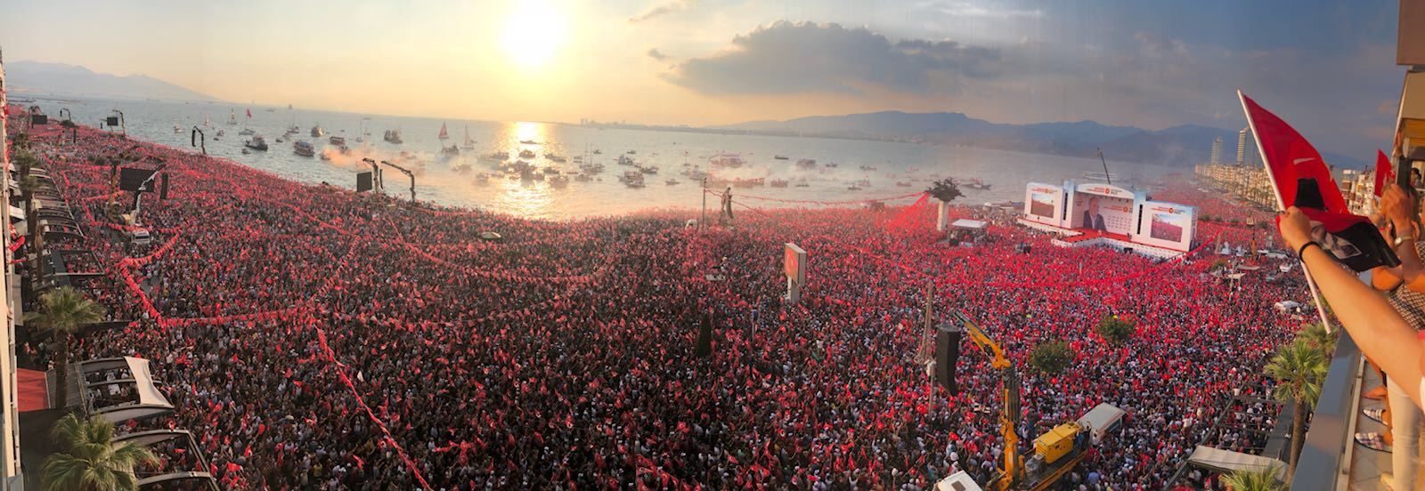 Вибори у Туреччині: мільйони людей вийшли на мітинг за головного суперника Ердогана