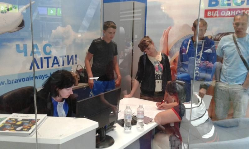 Десятки туристів застрягли у "Жулянах": за день скасували три рейси Десятки туристів застрягли у "Жулянах": за день скасували три рейси