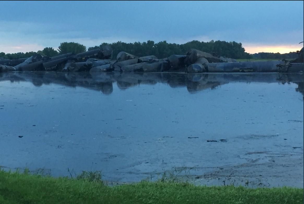 В США грузовой поезд сошел с рельсов: случилась масштабная утечка нефти В США грузовой поезд сошел с рельсов: случилась масштабная утечка нефти