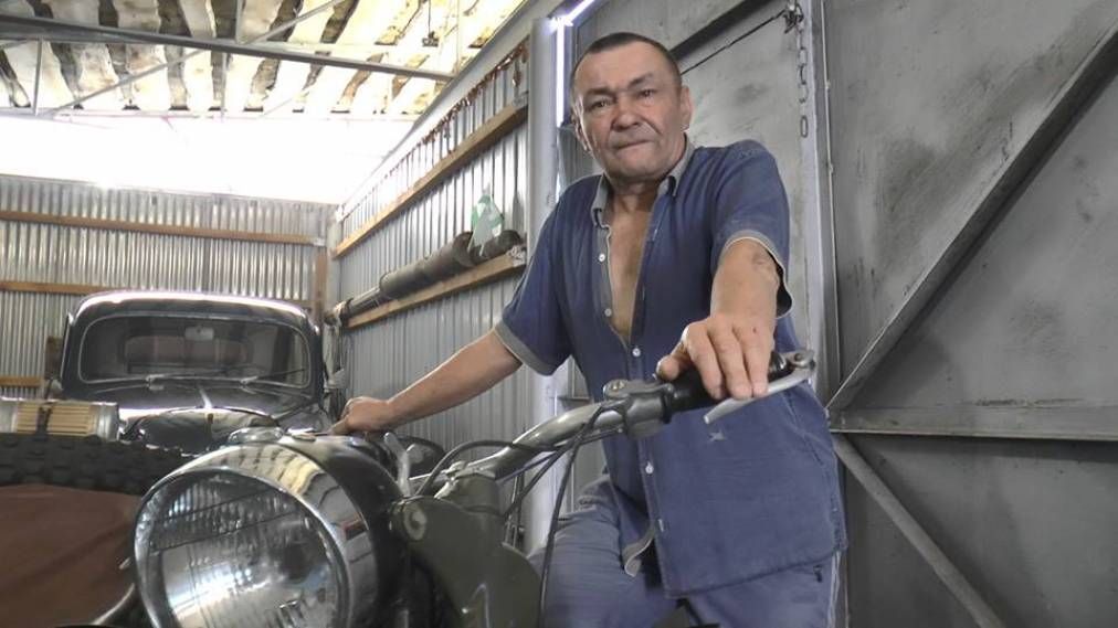 На Сумщині чоловік зібрав понад півсотні старих мотоциклів та автівок На Сумщині чоловік зібрав понад півсотні старих мотоциклів та автівок