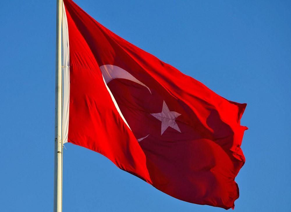 В Турции начались досрочные президентские и парламентские выборы