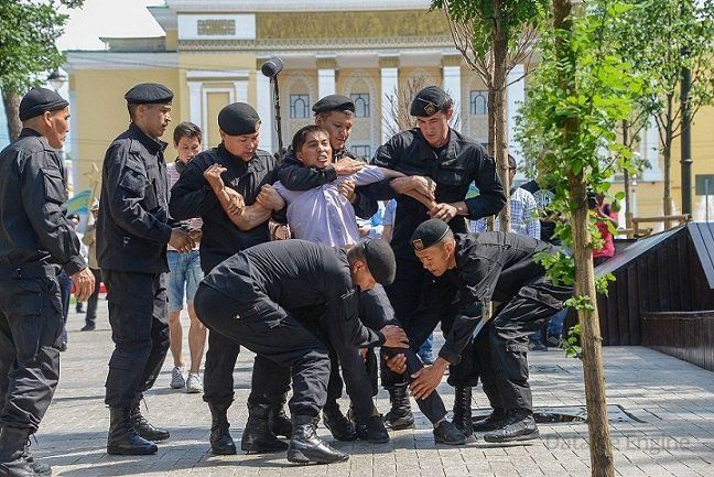 Масові протести у Казахстані: поліція затримала десятки людей