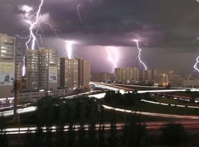 У Барнаулі – режим надзвичайної ситуації через потужний ураган: вражаючі фото бурі