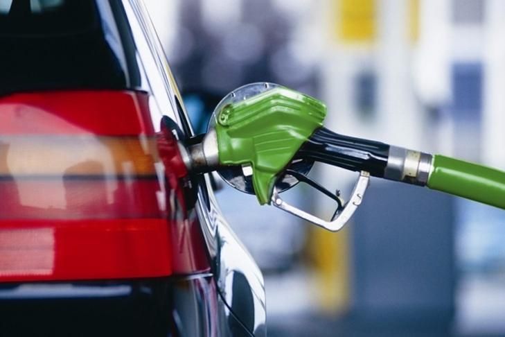 В Крыму продолжаются проблемы с топливом: на фото сняли длиннющую очередь В Крыму продолжаются проблемы с топливом: на фото сняли длиннющую очередь