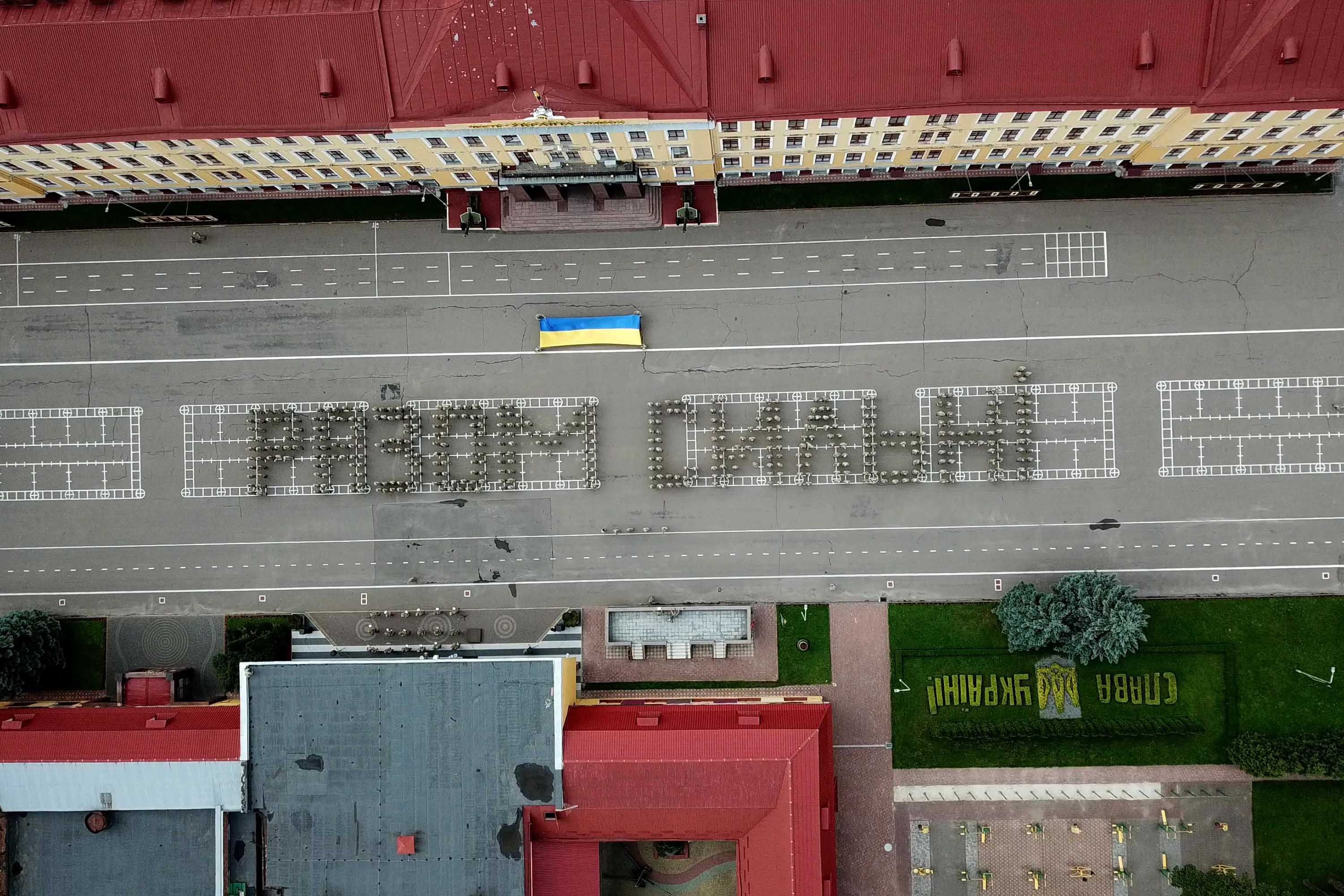 Курсанты устроили зрелищный флешмоб в поддержку украинских военных на Донбассе: фото