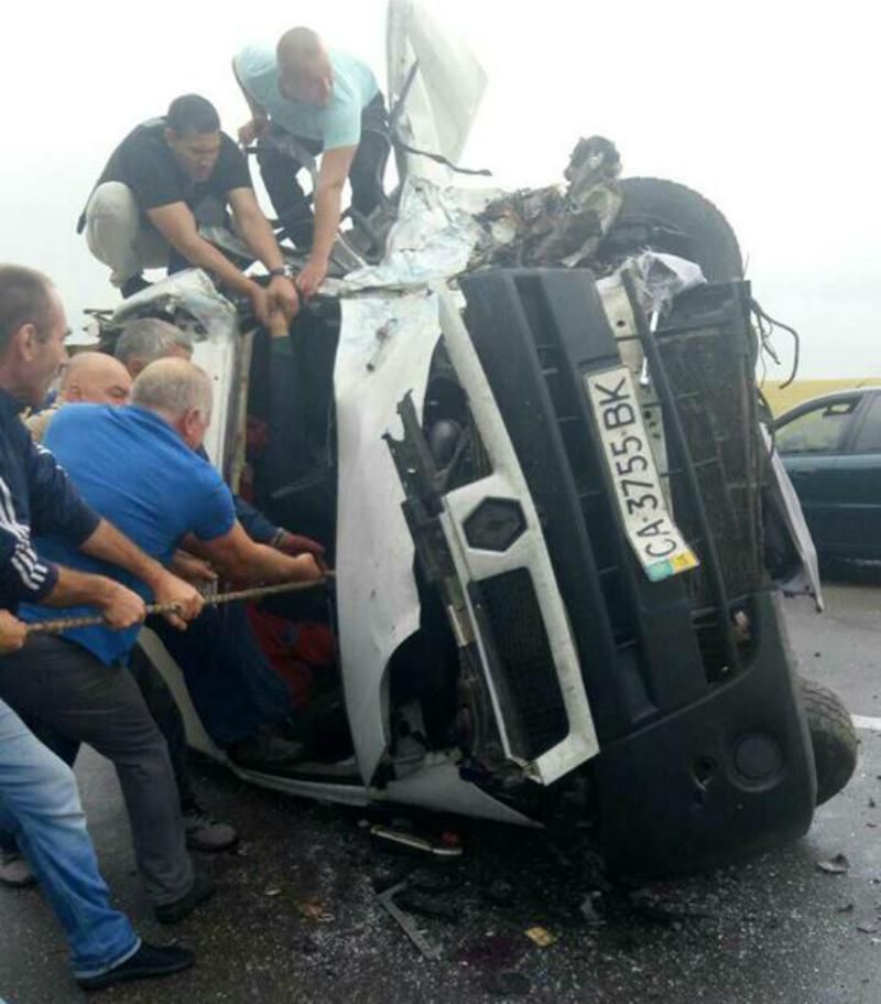 У смертельній ДТП на Київщині зіштовхнулися два мікроавтобуси: фото з місця події