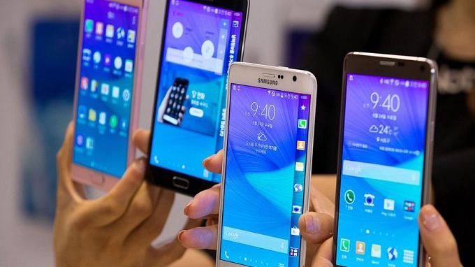 Samsung планує відмовитись від одного із трендів у своїх смартфонах