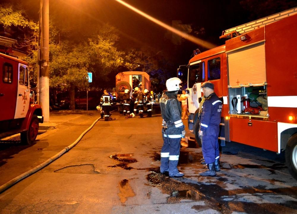 "Люди кричали і виводили дітей з квартир": в Одесі загорівся шістнадцятиповерховий будинок