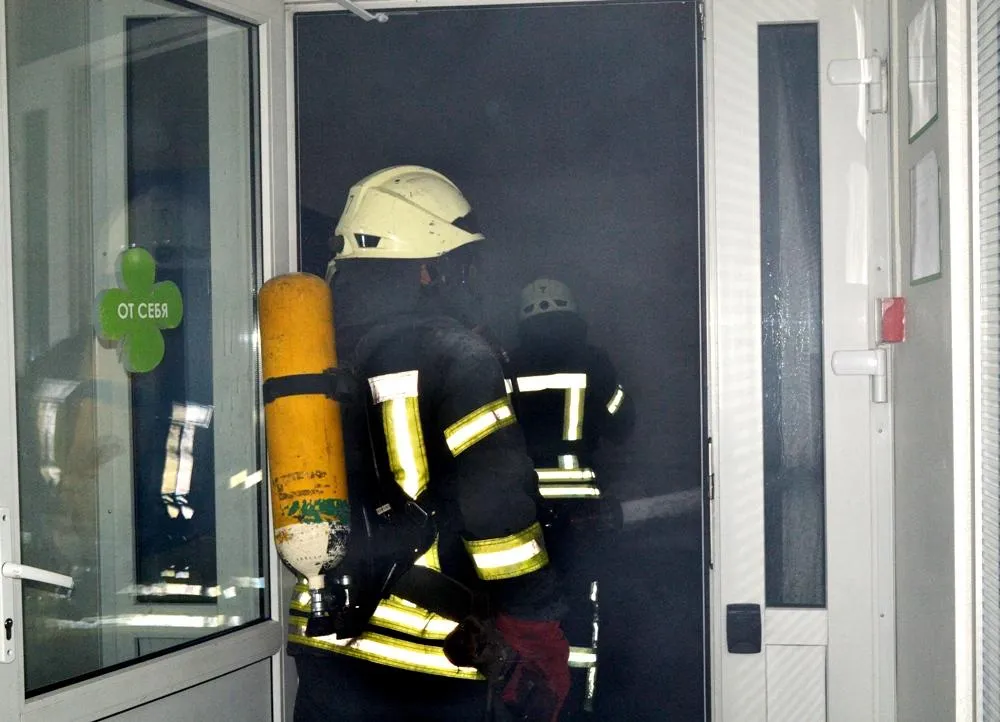 Рятувальники гасили вогонь у житловому будинку в Одесі Рятувальники гасили вогонь у житловому будинку в Одесі