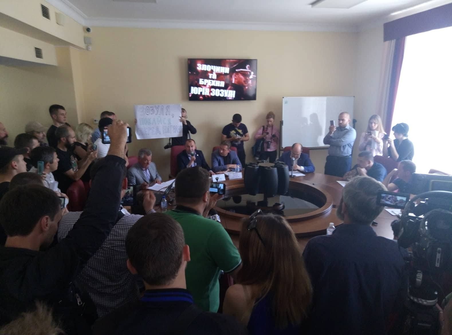 У Київраді вимагають звільнити голову патрульної поліції Юрія Зозулю У Київраді вимагають звільнити голову патрульної поліції Юрія Зозулю