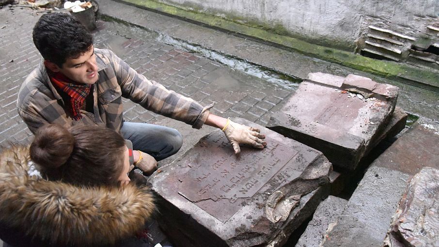 У Львові під асфальтом знайшли єврейські надгробки: відео знахідок