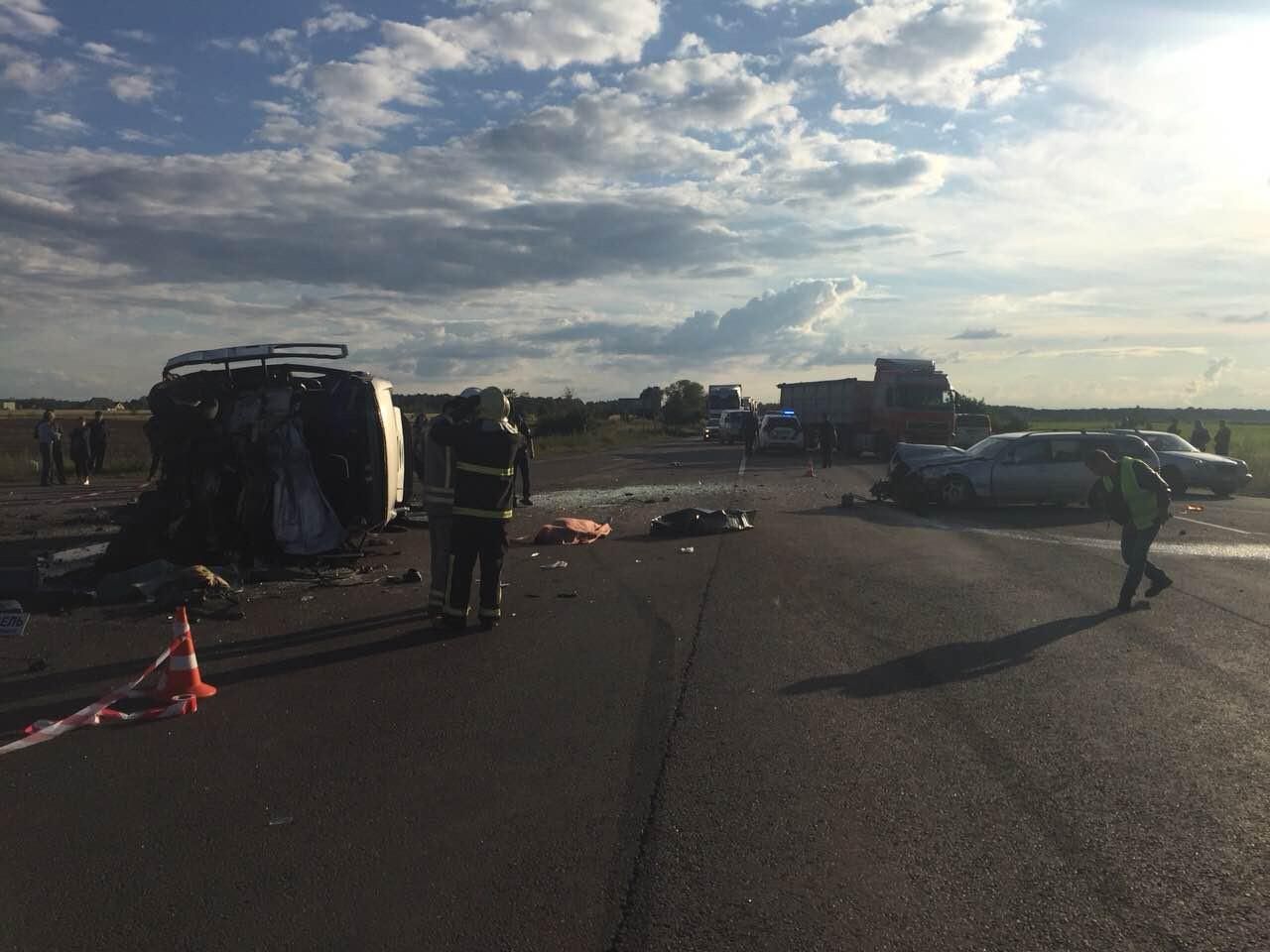 ДТП с маршруткой, иномаркой и грузовиком в Ровненской области: трое человек погибли на месте