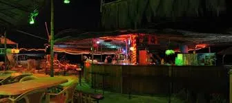 Місцевий заклад із майстерним кальянщиком Місцевий заклад із майстерним кальянщиком